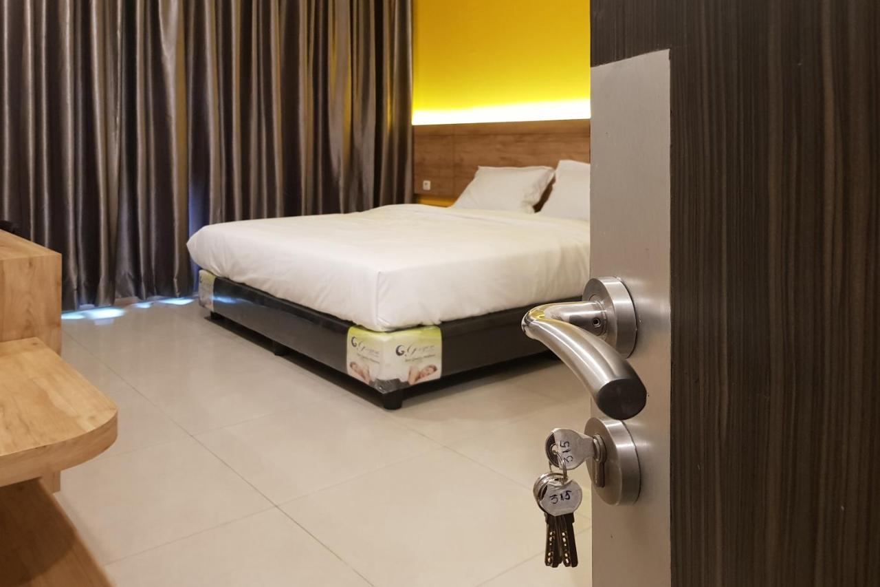 Oyo 90015 Platinum Guest House Medan Exterior foto