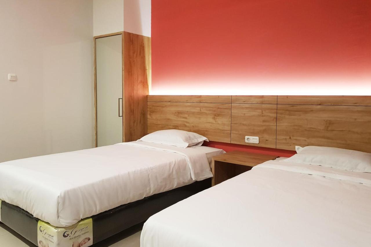 Oyo 90015 Platinum Guest House Medan Exterior foto