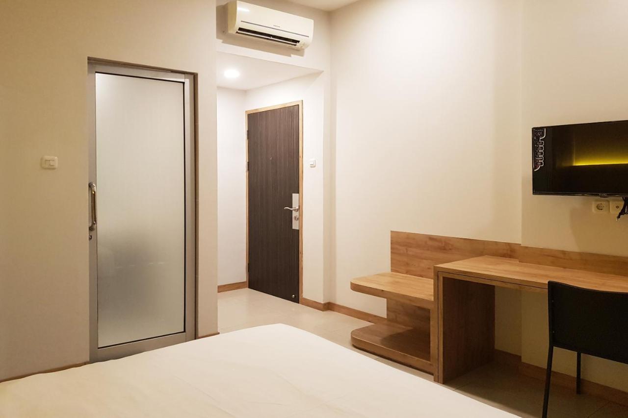 Oyo 90015 Platinum Guest House Medan Exterior foto