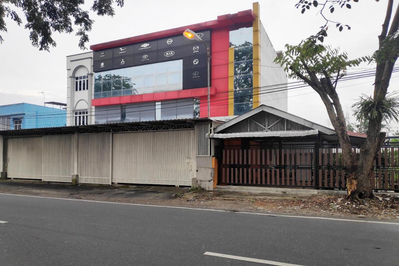 Oyo 90015 Platinum Guest House Medan Exterior foto